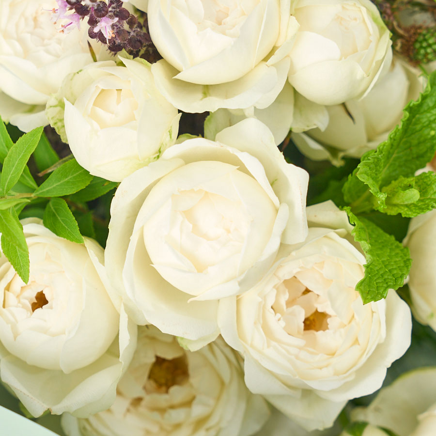 ホワイトローズのナチュラルブーケ