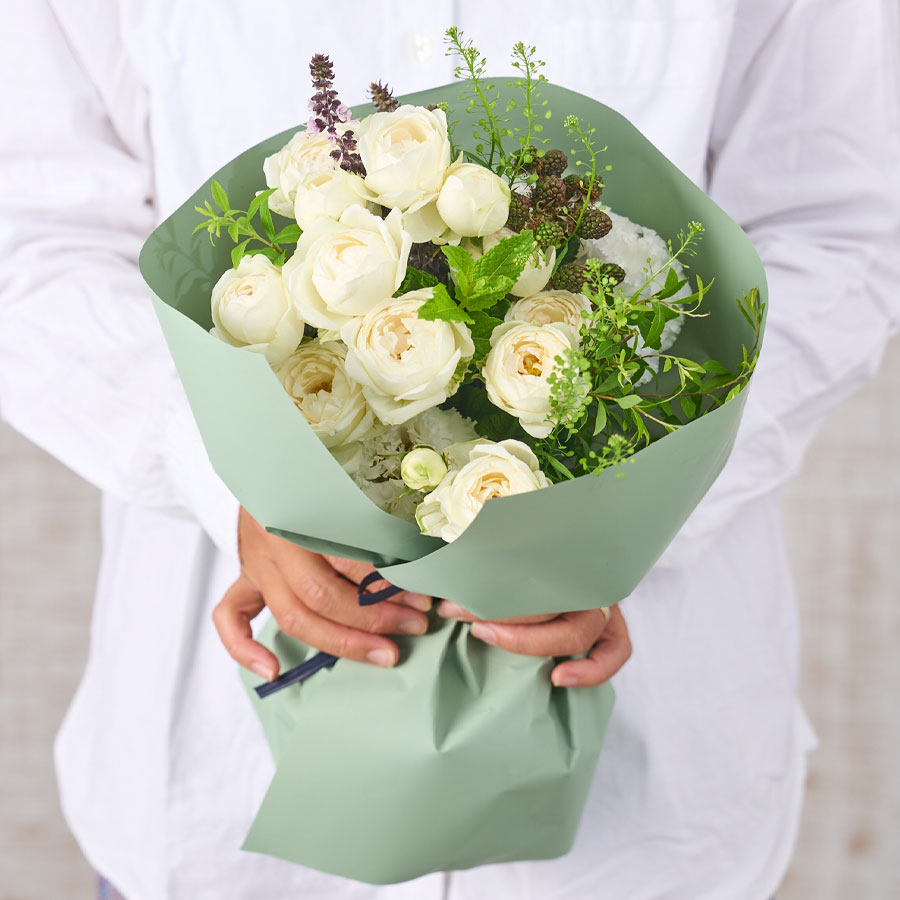 ホワイトローズのナチュラルブーケ