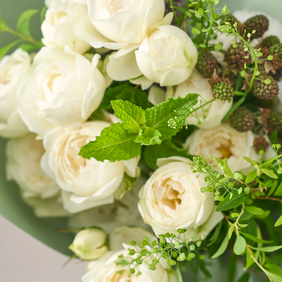 ホワイトローズのナチュラルブーケ