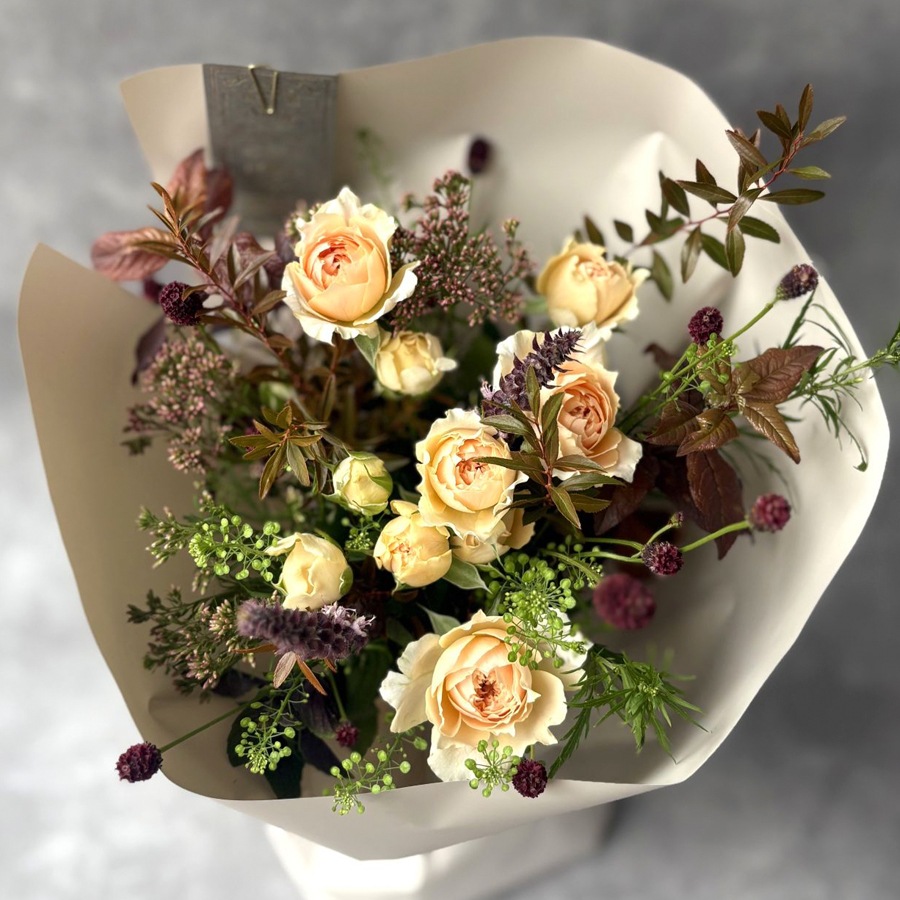 バラと枝モノの秋色ブーケ