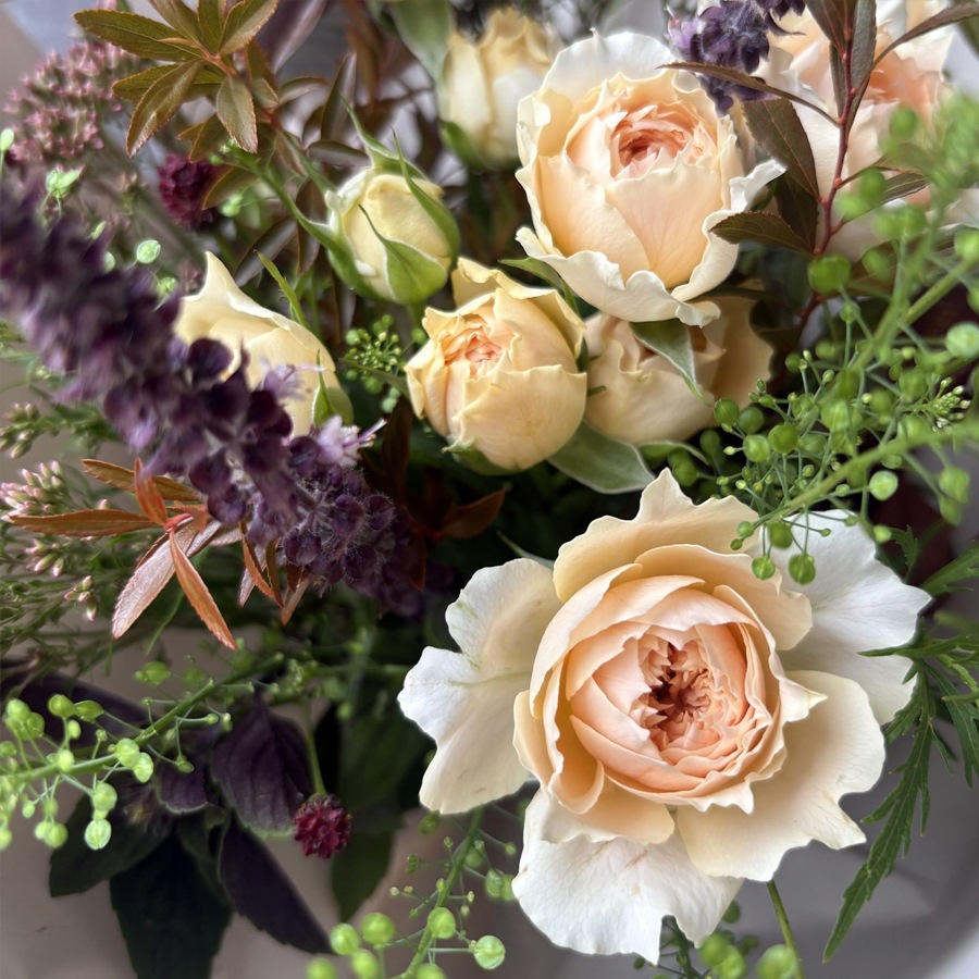 バラと枝モノの秋色ブーケ