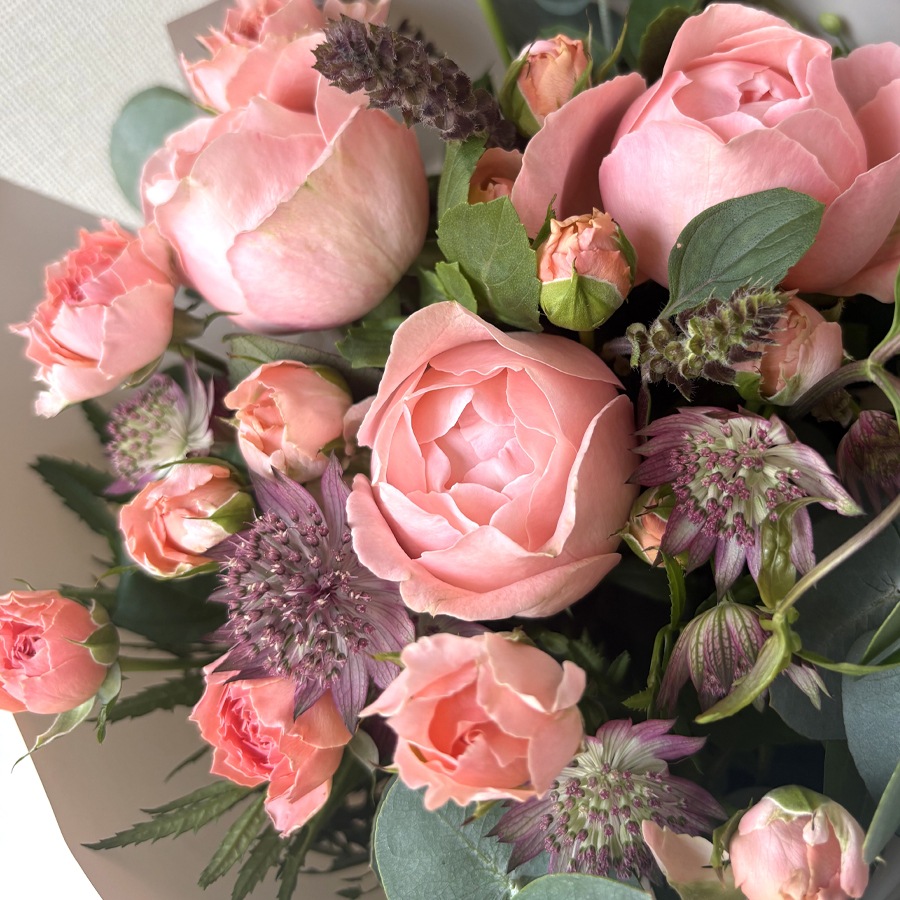 店舗受取限定｜バラと季節のお花のおまかせブーケ｜ピンク系