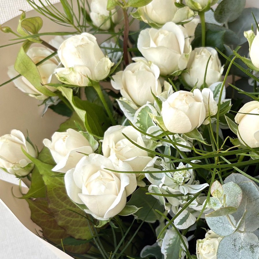 店舗受取限定｜バラと季節のお花のおまかせブーケ｜ホワイト・グリーン系