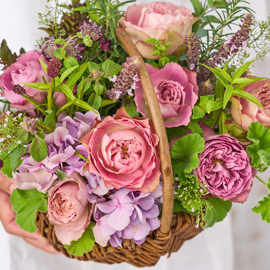 オリジナルローズと草花のバスケットアレンジメント｜堀木園芸