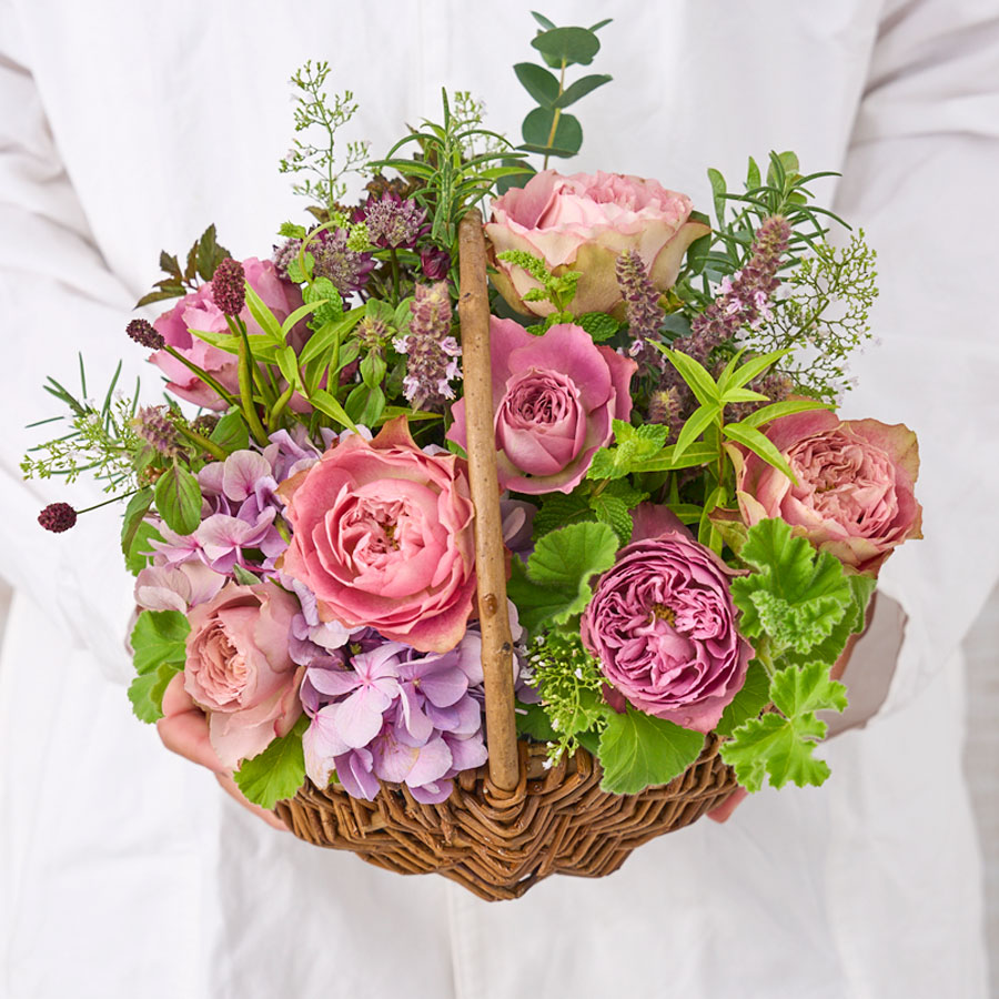 オリジナルローズと草花のバスケットアレンジメント｜堀木園芸
