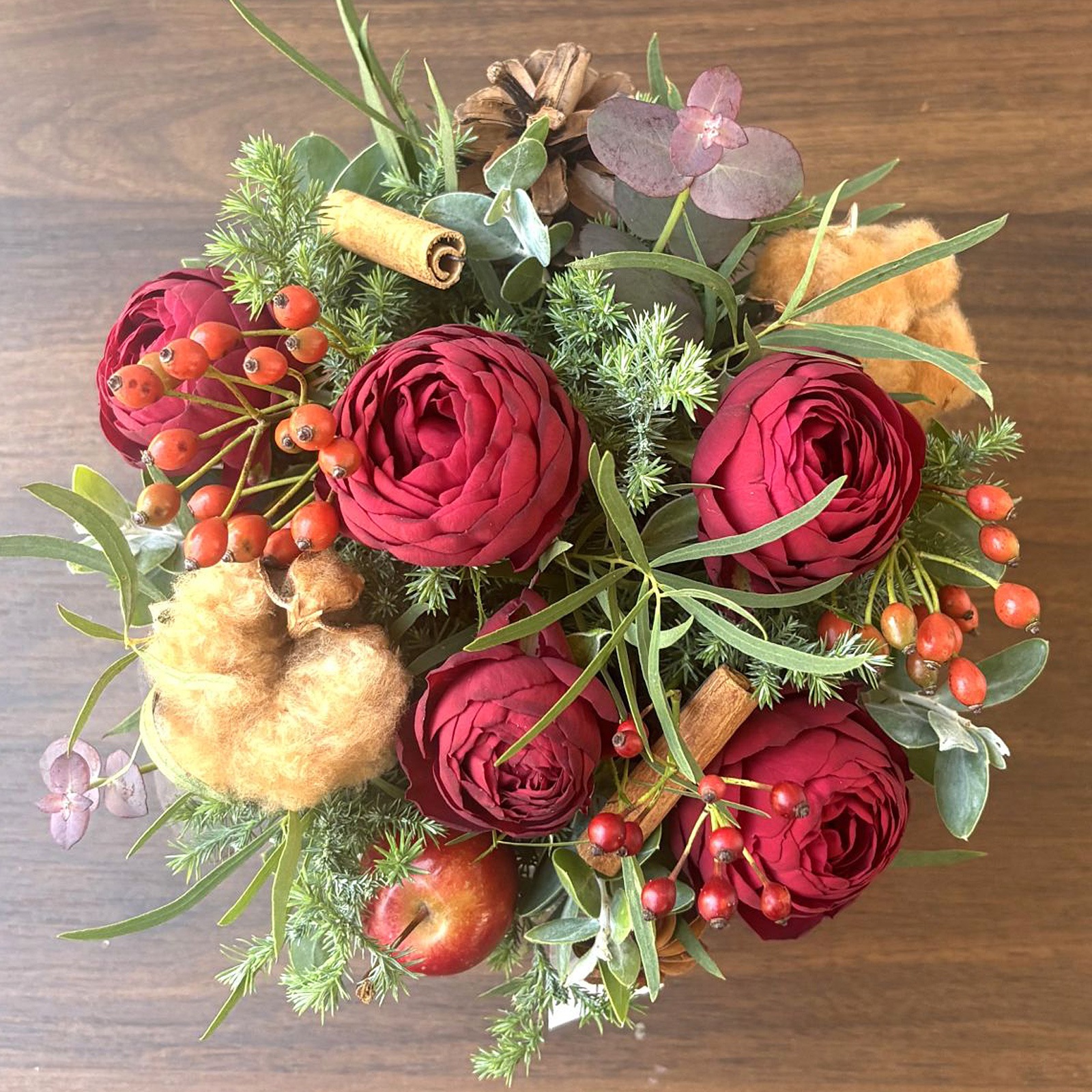 赤いバラのクリスマスアレンジメント