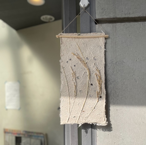 麻紙と稲穂のタペストリー