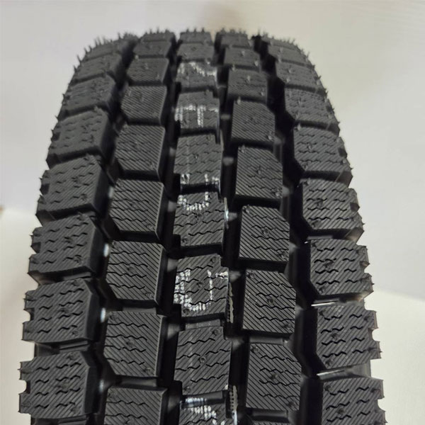 ヨコハマタイヤ（スチールホイール＆カップ付き）145/80R12 80/78N