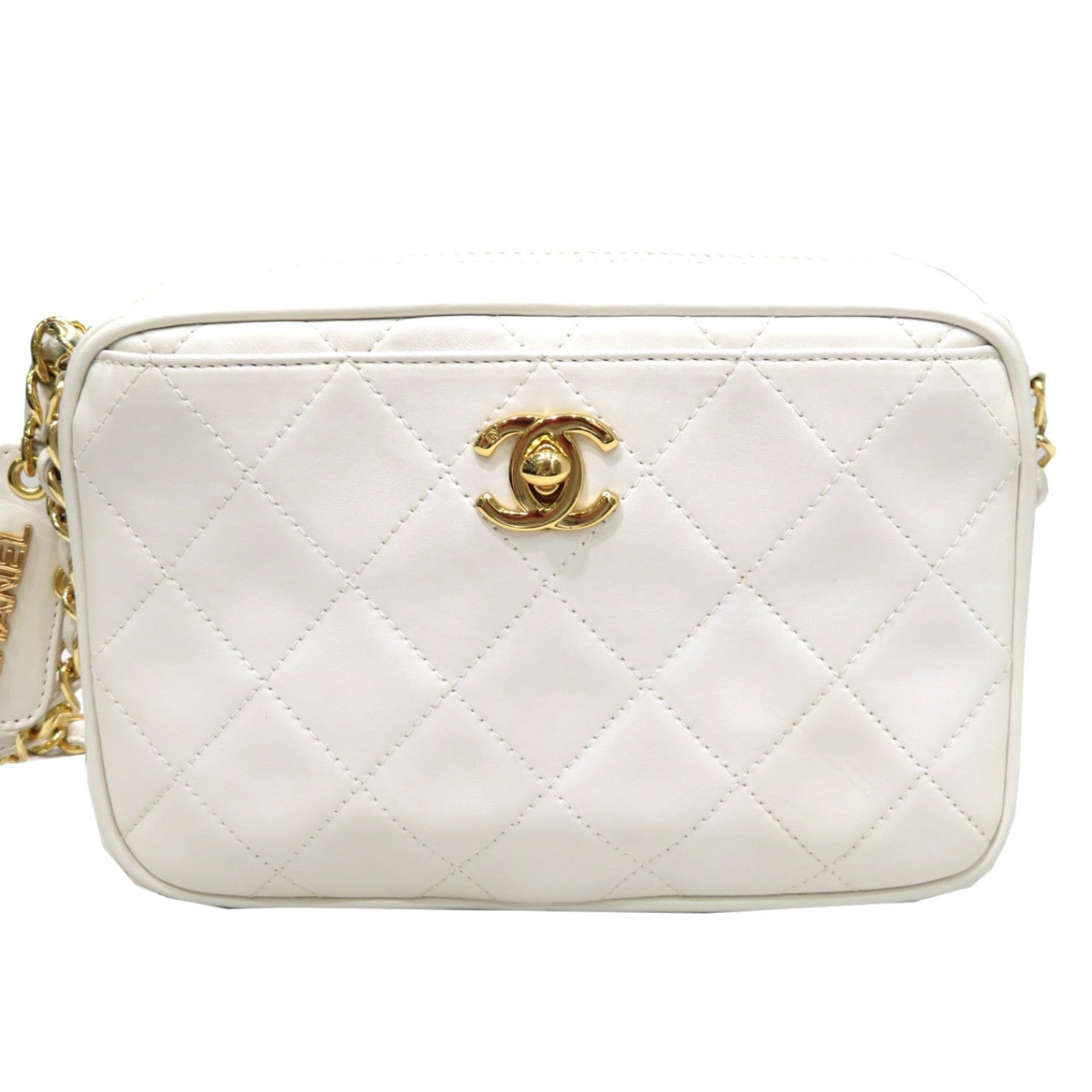 CHANEL（シャネル）のヴィンテージショルダーバッグ、ホワイトラムスキン CHANEL（シャネル）のヴィンテージショルダーバッグ、ホワイトラムスキン