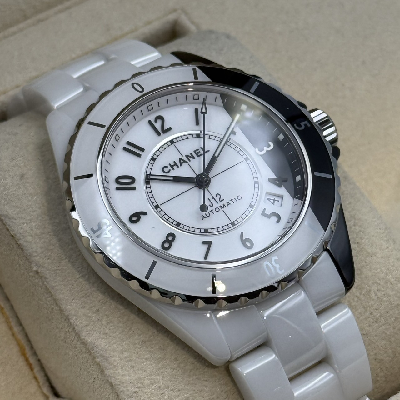 CHANEL(����ͥ�) J12 �ѥ�ɥå���  H6515 �֥�å����ۥ磻�� ����� ���ض�Ź ST-322