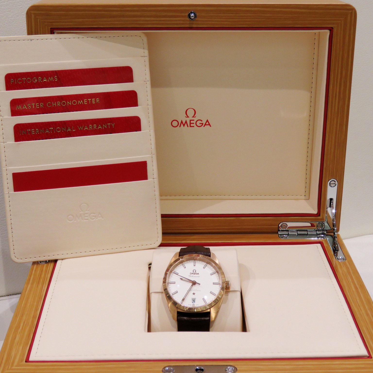 B-020 OMEGA (���ᥬ) ���󥹥ƥ졼����� �������֥ޥ����� �ӻ��� 130.53.39.21.02.001 �ۥ磻�� ���ɥʥ������/�쥶�� ��°�ʴ��� ����Ʊ�� ���Ź