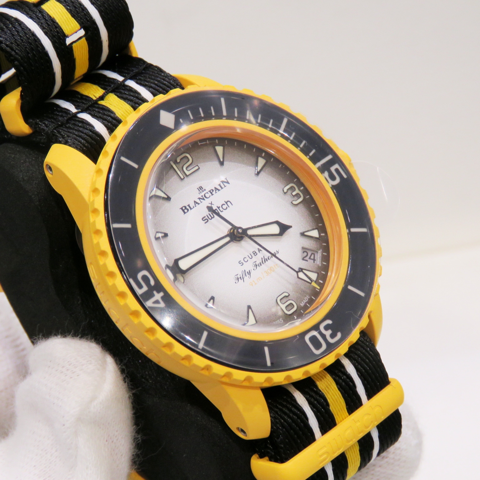 Blancpain x Swatch (�֥��ѥ�ߥ������å�) �Х�������ߥå� �������� �ե��եƥ��ե����ॹ �ѥ��ե��å���������� �ӻ��� SO35P100 �֥�å��ߥ������� ����ߥå�/���ȥ�å� ��°�ʴ��� ̤���� A-073 ���Ź