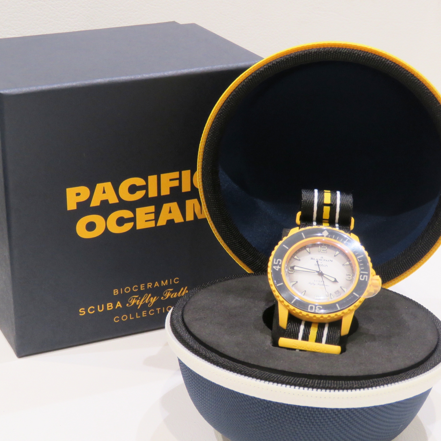 Blancpain x Swatch (�֥��ѥ�ߥ������å�) �Х�������ߥå� �������� �ե��եƥ��ե����ॹ �ѥ��ե��å���������� �ӻ��� SO35P100 �֥�å��ߥ������� ����ߥå�/���ȥ�å� ��°�ʴ��� ̤���� A-073 ���Ź