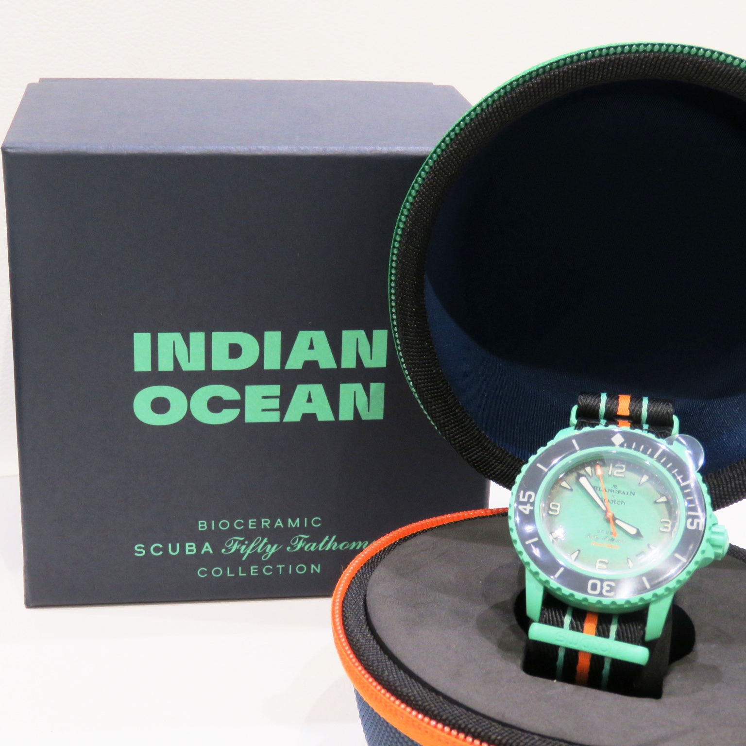 Blancpain x Swatch (�֥��ѥ�ߥ������å�) �Х�������ߥå� �������� �ե��եƥ��ե����ॹ ����ǥ����󥪡������ �ӻ��� SO35I100 �֥�å��ߥ��꡼�� ����ߥå�/���ȥ�å� ��°�ʴ��� ̤���� A-074 ���Ź