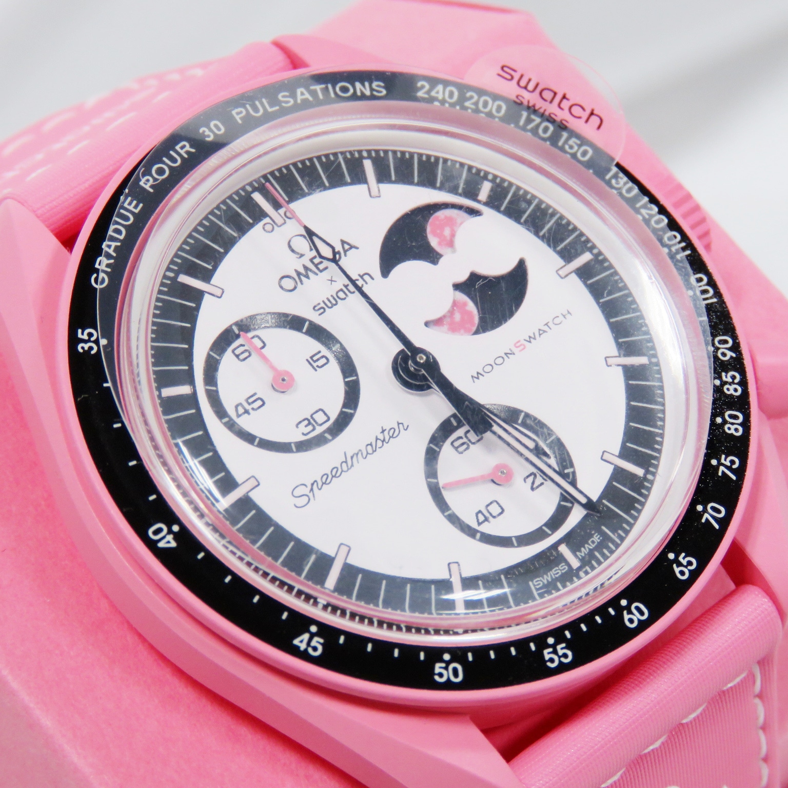 C-242 OMEGA �� Swatch (���ᥬ�ߥ������å�) �ߥå���� �ȥ� �� �ԥ󥯥ࡼ�� �ӻ��� SO33P700 �ۥ磻�� ����ߥå�/�ʥ����󥹥ȥ�å� ��°�ʴ��� ̤���� ���Ź