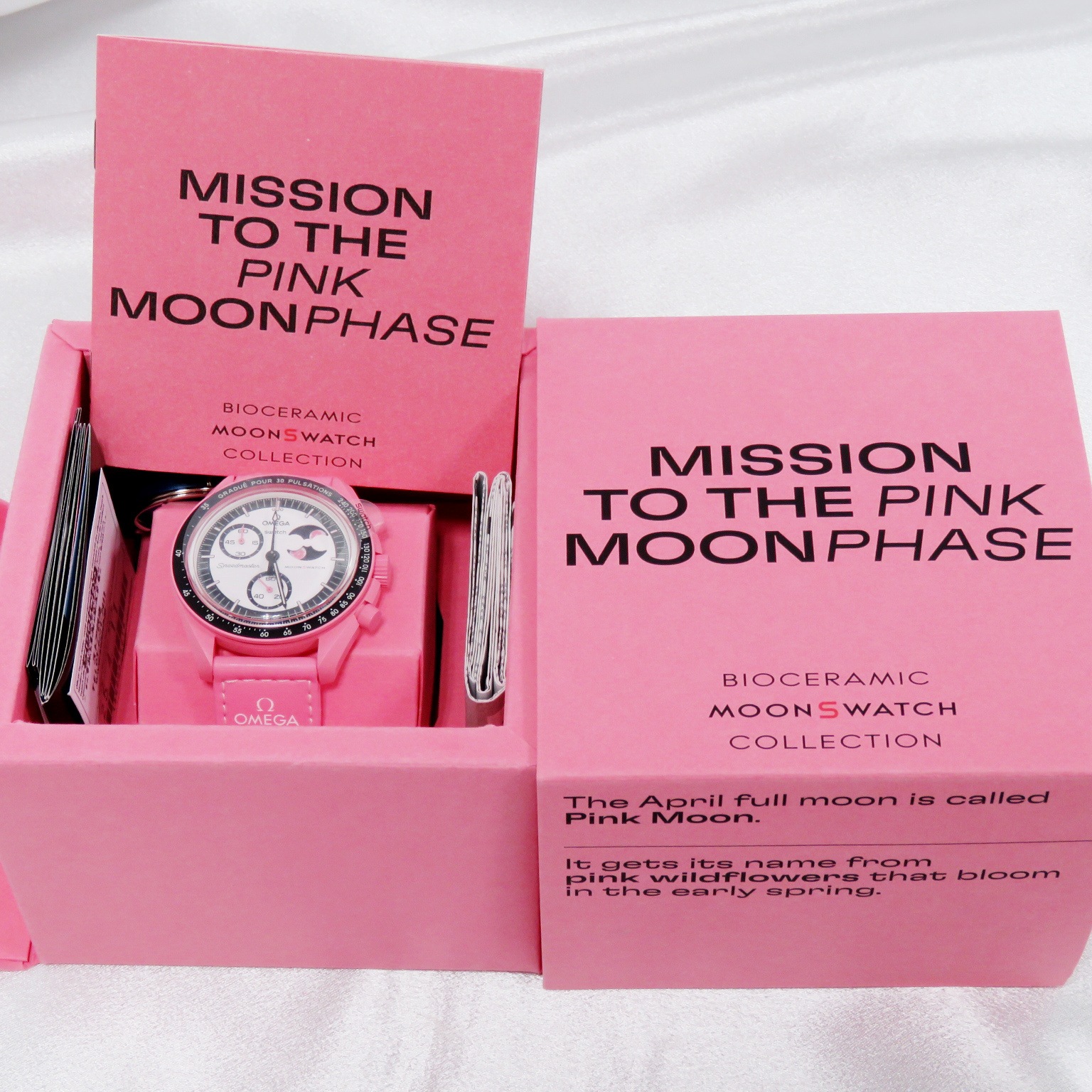 C-242 OMEGA �� Swatch (���ᥬ�ߥ������å�) �ߥå���� �ȥ� �� �ԥ󥯥ࡼ�� �ӻ��� SO33P700 �ۥ磻�� ����ߥå�/�ʥ����󥹥ȥ�å� ��°�ʴ��� ̤���� ���Ź