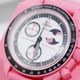 C-242 OMEGA �� Swatch (���ᥬ�ߥ������å�) �ߥå���� �ȥ� �� �ԥ󥯥ࡼ�� �ӻ��� SO33P700 �ۥ磻�� ����ߥå�/�ʥ����󥹥ȥ�å� ��°�ʴ��� ̤���� ���Ź