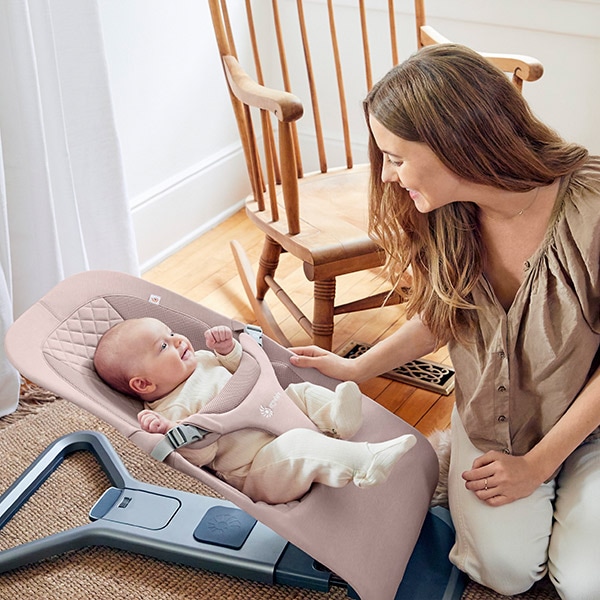 エルゴベビー　バウンサー　ピンク エルゴベビー｜バウンサー｜エボルブ /ブラッシュピンク｜ブリベビ通販