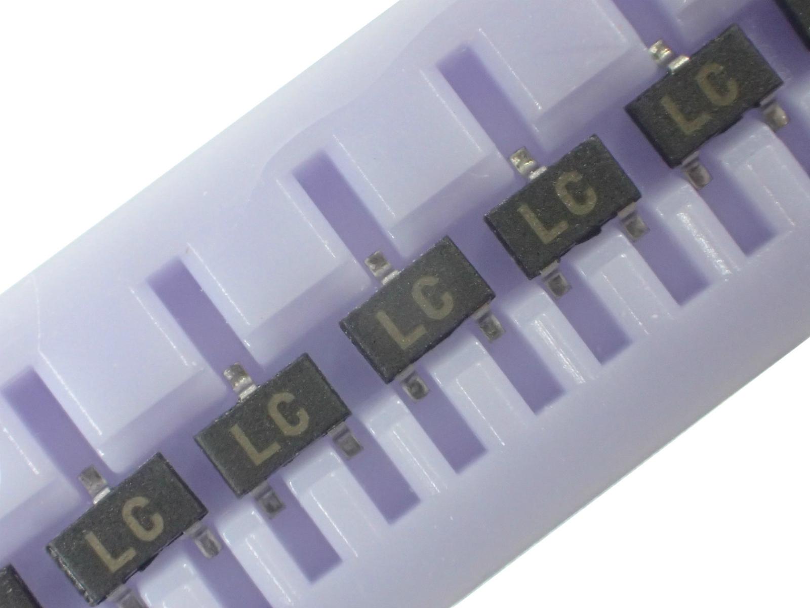 HITACHI  トランジスタ  2SC2462LC-01 (50個セット)