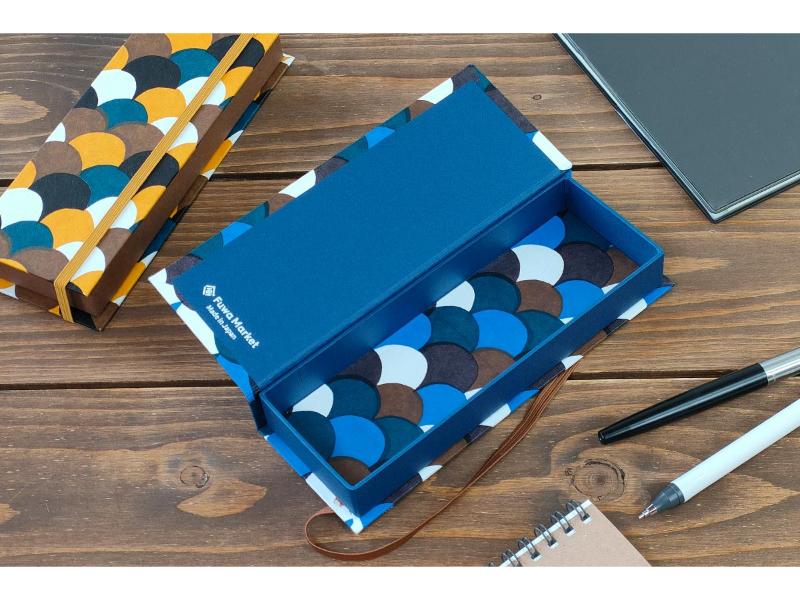 FuwaMarket 手染め和紙 ペンケース ゴムバンド付 青海波 BLUE
