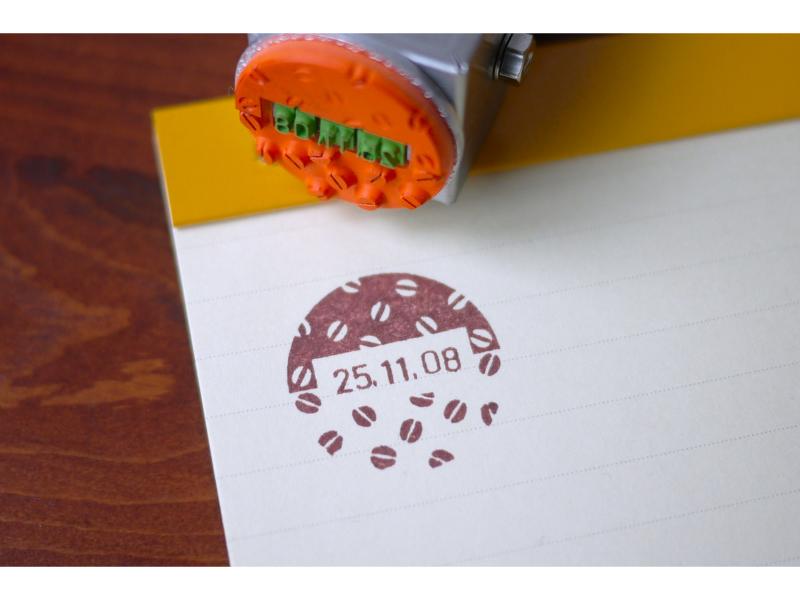 コーヒーの日付印（豆の総柄）