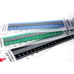 力を入れて押さえるとストッパーに、全く新しい形の直定規！　LINEX　グリフィット直定規30cm