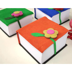 カラフルなスウェード地の表面にお花のポイントがついた、お洒落なメモ帳　ダライッティ　フラワーロックメモ帳