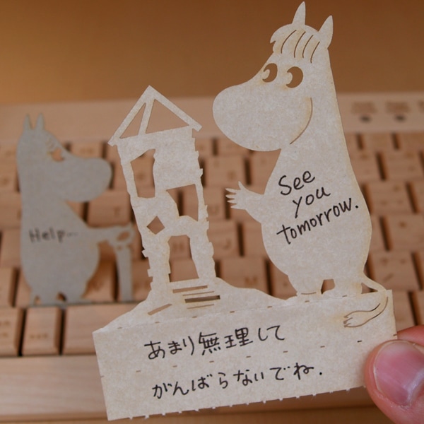 パソコンのキーボードのキーのすき間に挟んで立てかけられるかわいい伝言メモ　ハイモジモジ　Deng On MOOMIN