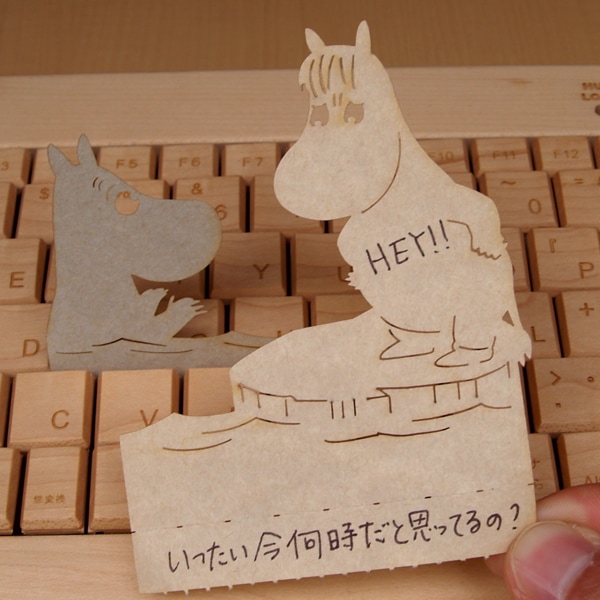 パソコンのキーボードのキーのすき間に挟んで立てかけられるかわいい伝言メモ　ハイモジモジ　Deng On MOOMIN