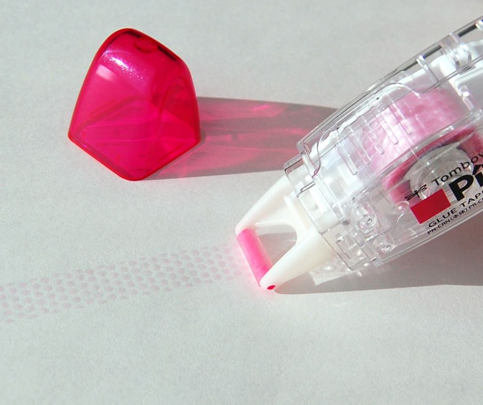 貼り付け後、約1分間は貼り直しができる新開発の「リトライテープ」を搭載 トンボ Pit Retry-C