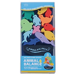 積み上げてバランスを取り、机の上の世界が広がる　シード　アニマルバランス水族館ケシゴム