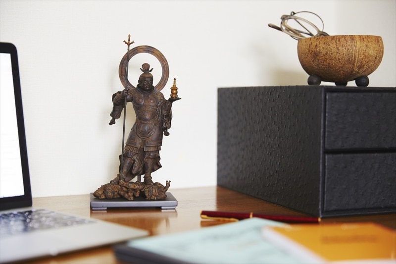 約20cmの掌サイズの姿の中に日本の匠の技を凝縮! 身近における仏像シリーズ イSム TanaCOCORO『掌』 毘沙門天