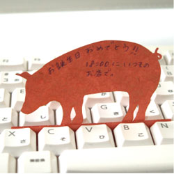 パソコンのキーボードのキーのすき間に挟んで立てかけられるかわいい伝言メモ　ハイモジモジ　Deng On
