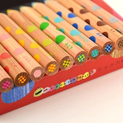 絵本作家が厳選した2つの色を1本の芯に収めた混色芯を採用した新しい
