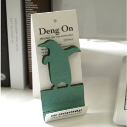 パソコンのキーボードのキーのすき間に挟んで立てかけられるかわいい伝言メモ　ハイモジモジ　Deng On