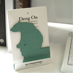 パソコンのキーボードのキーのすき間に挟んで立てかけられるかわいい伝言メモ　ハイモジモジ　Deng On