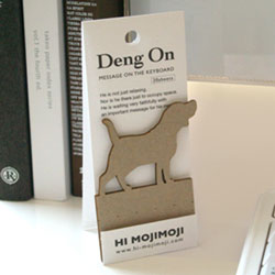 パソコンのキーボードのキーのすき間に挟んで立てかけられるかわいい伝言メモ　ハイモジモジ　Deng On