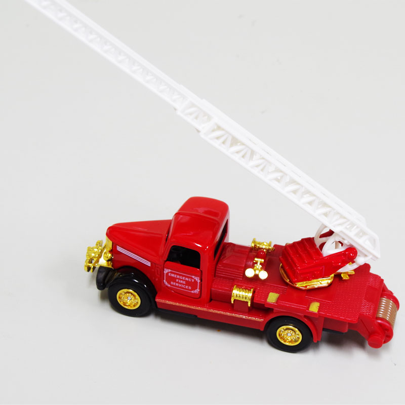 レトロなファイヤーエンジン! プルバックカーで走る! クラシック消防車
