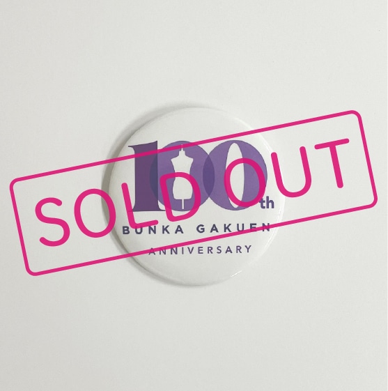 １００周年ロゴ入りバッジ