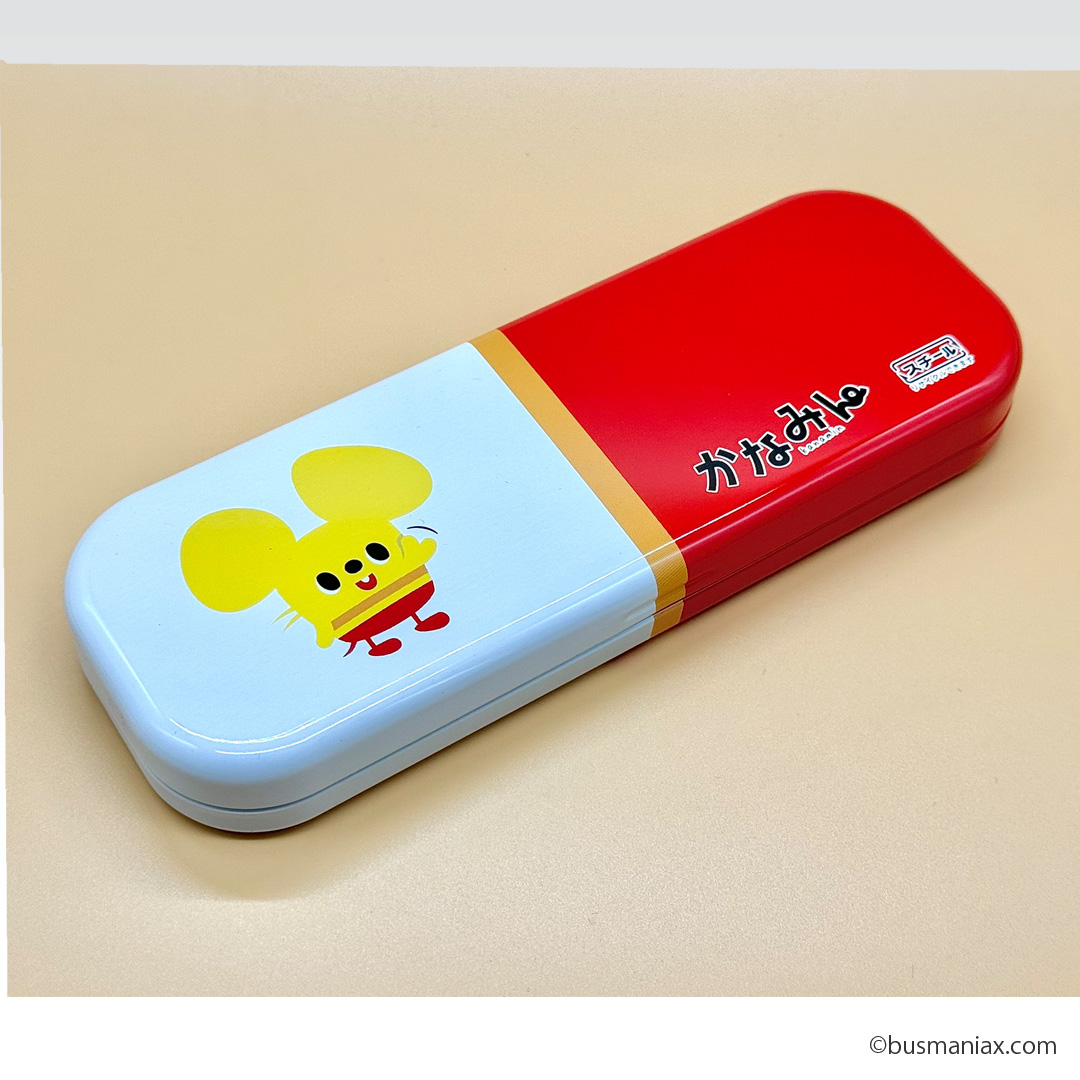 神奈川中央交通〉「かなみん」缶ペンケース（赤色／白色） | 会社名