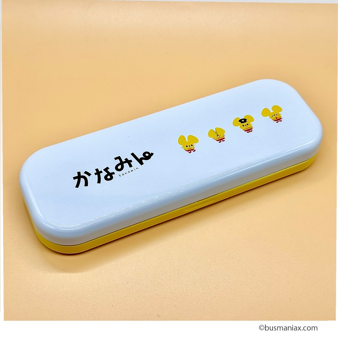 神奈川中央交通〉「かなみん」缶ペンケース（赤色／白色） | 会社名