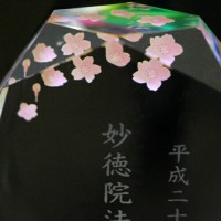 【 位牌 】 クリスタル位牌 4寸 「 七色台座 」 桜 四季 ホログラム入り 専用アクリル台座 つき 【 選べるデザイン 】【 季節の花 朝顔 秋桜 梅 小花 】   仏具 遺影 デザイン モダン 