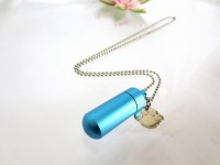 【 遺骨ペンダント 】 メモリアルペンダント (中) マリンブルー 肉球 （ あしあと ） チャームつき お守り袋＋ホルダーフック付き  【 足跡 】【 遺骨カプセル 】【 遺骨入れ 】【 遺骨 分骨