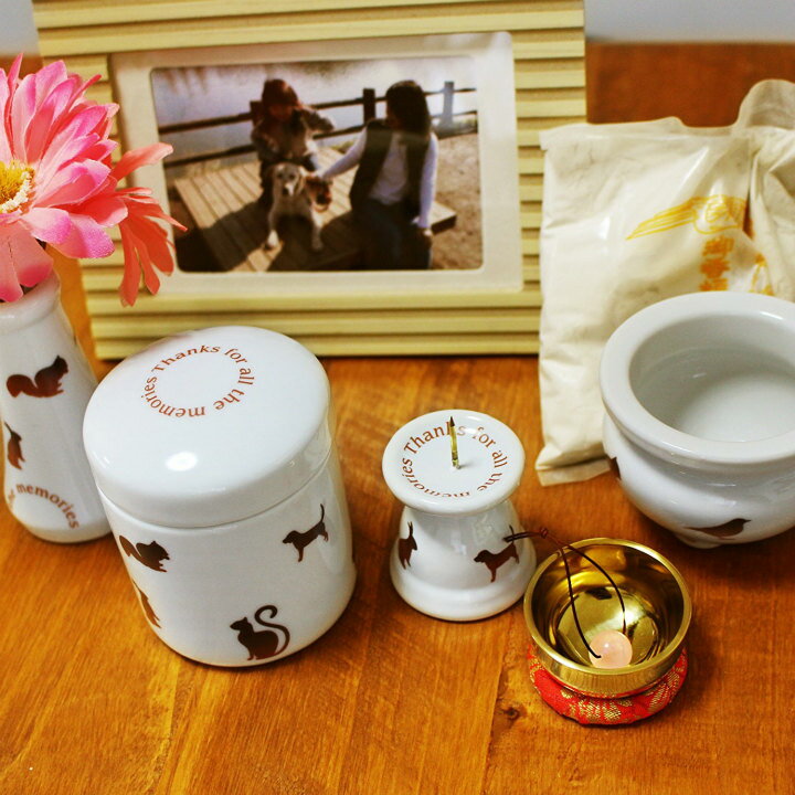 【 仏具セット 】ミニ骨壷 &ミニ仏具 3点セット アニマル柄 花器 香炉 ろうそく立て ブラウン 香炉灰つき <br> 花器 香炉 ろうそく立て 香炉灰セット 具足 仏具一式 供養 犬 猫 ペット供養にも <br> 仏具 仏具 仏具 セット セット セット