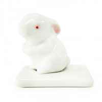 【 手元供養 】 ミニ骨壷 うさぎ たれ耳 台座つき （ 有田焼 ）2番 AE-2   仏具 ペット仏具 骨壷 骨壺 遺骨入れ ペット供養   骨壷 骨壷 骨壷 骨壺 骨壺 骨壺