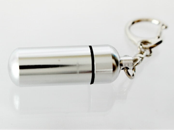 【 アウトレット 】 手元供養用遺骨入れ メモリアルケース （大） ホルダーフックつき 【 OUTLET SALE 】<br>【 遺骨カプセル 遺骨ケース 】【 仏具 仏壇 】【 骨壷 骨壺 】【 お悔やみ 供養 】