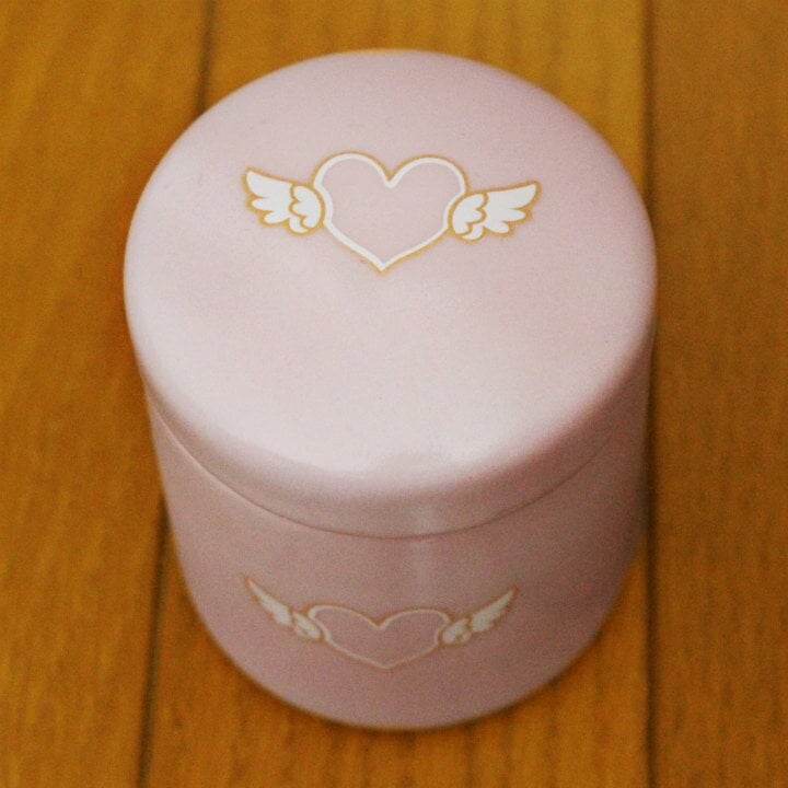 【 アウトレット 】ミニ骨壷 2.3寸(約9cm) エンジェルハート ピンク ツヤなし 切立 【 OUTLET SALE 】<br>【 仏具 仏壇 】【 骨壷 骨壺 】【 49日 後飾り 】【 お悔やみ 供養 】【 犬 猫 ペット供養にも 】【 かわいい 】