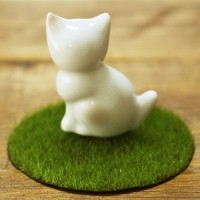 【 手元供養 】 ミニ骨壷 おすわり 猫 ベージュ 3番 AC-3 （ 有田焼 ） 芝生マットつき   仏具 ペット仏具 骨壷 骨壺 遺骨入れ ペット供養  |遺骨入れ・有田焼|骨壷