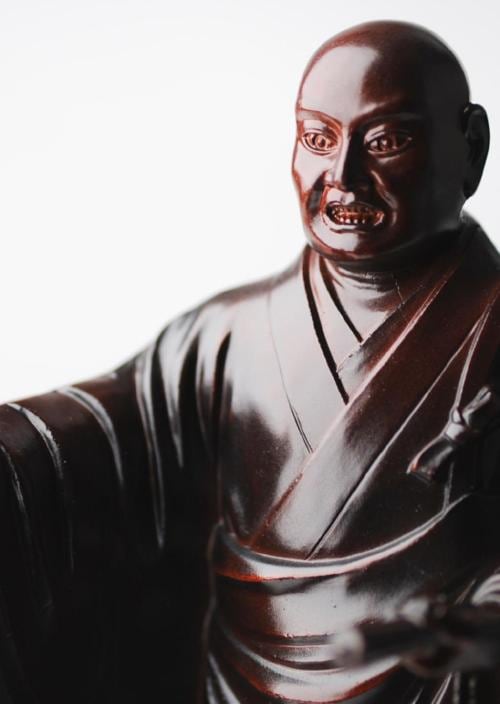 日蓮上人立像／真鍮製。重量約4kg。【高さ／34cm。凛々しい顔付きの御神仏】。 日蓮上人立像／真鍮製。重量約4kg。【高さ／34cm。凛々しい顔付きの