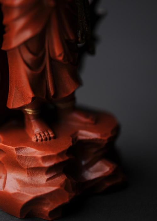 【フォロー割・新品】 不動明王　上彫　紅檀　総高さ約23.5㎝　仏像　お不動様 フォロー割・新品】 不動明王 上彫 紅檀 総高さ約23.5㎝ 仏像 お